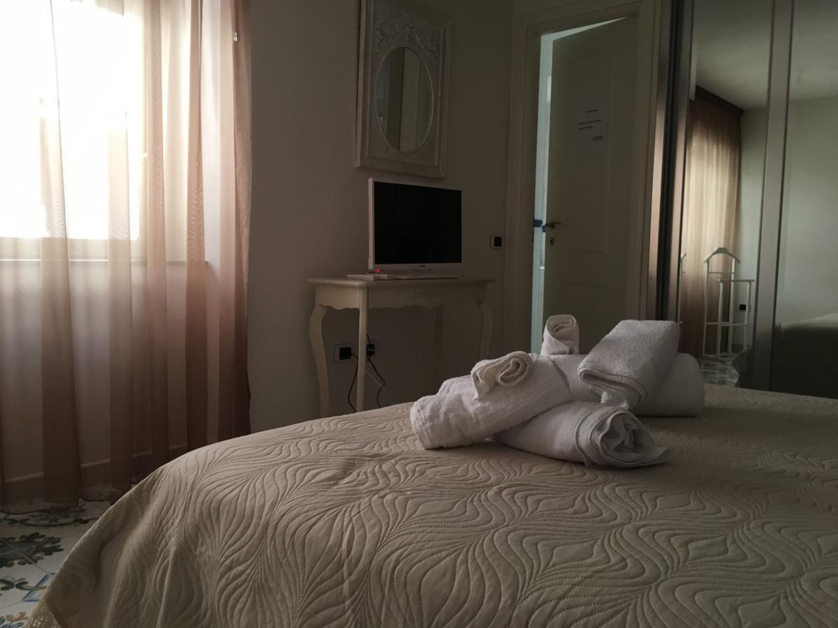La Corte Del Re Borbone Bed & Breakfast Caserta Exterior photo